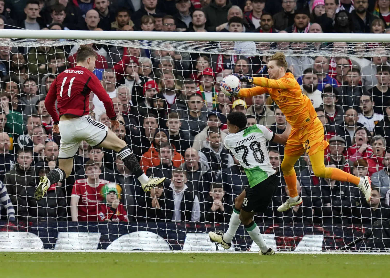 Caoimhin Kelleher, do Liverpool, encaixa bola ap&oacute;s cruzamento em jogo da Premier League contra o Manchester United