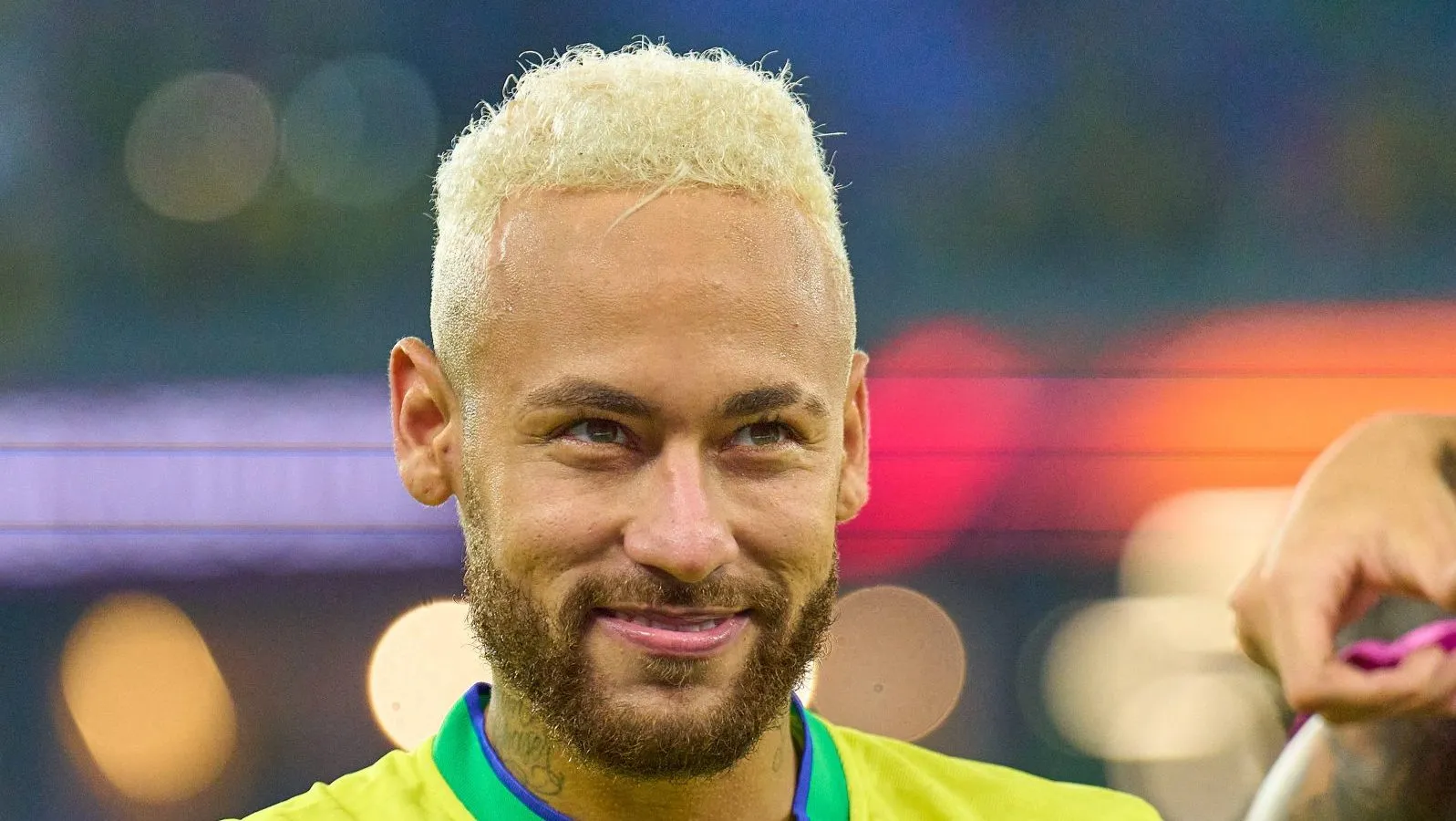 Neymar mostra escudo da Sele&ccedil;&atilde;o