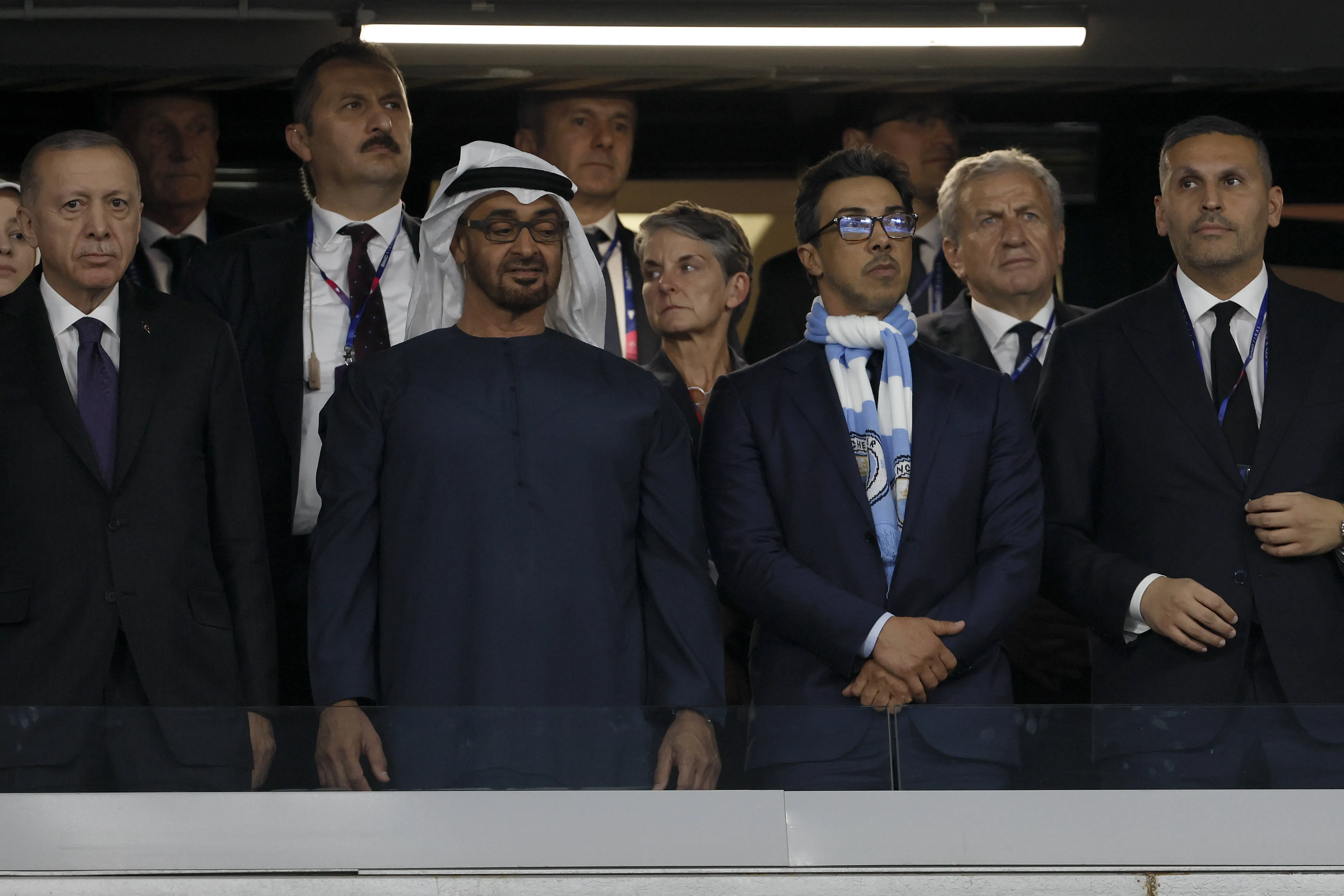 O Presidente dos Emirados &Aacute;rabes Unidos, Mohamed bin Zayed al-Nahyan (com o Ghutra na cabe&ccedil;a), e o Sheik Mansour, seu irm&atilde;o, vice-presidente e dono do Manchester City