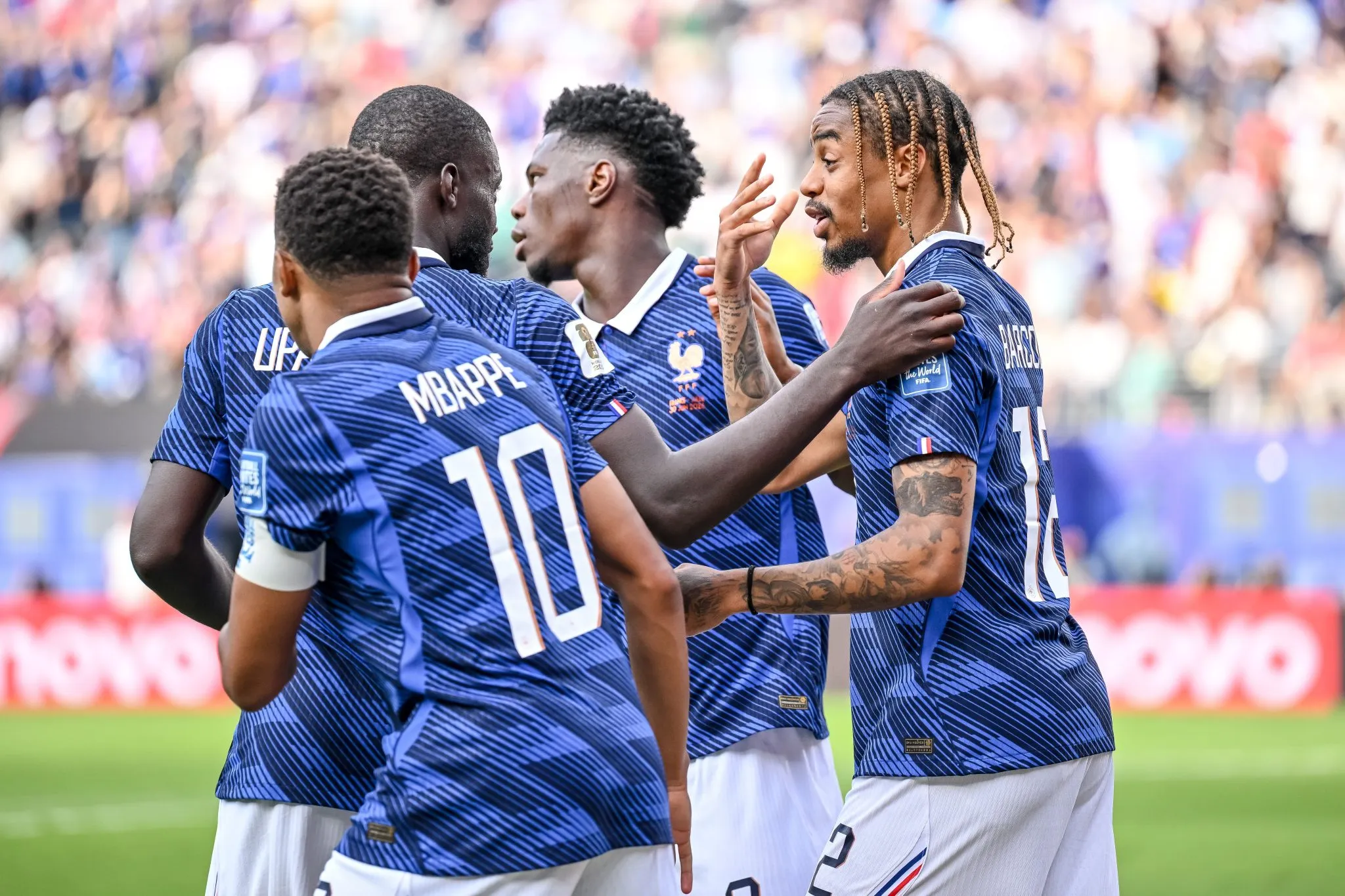 Jogadores franceses celebram gol diante da Su&eacute;cia