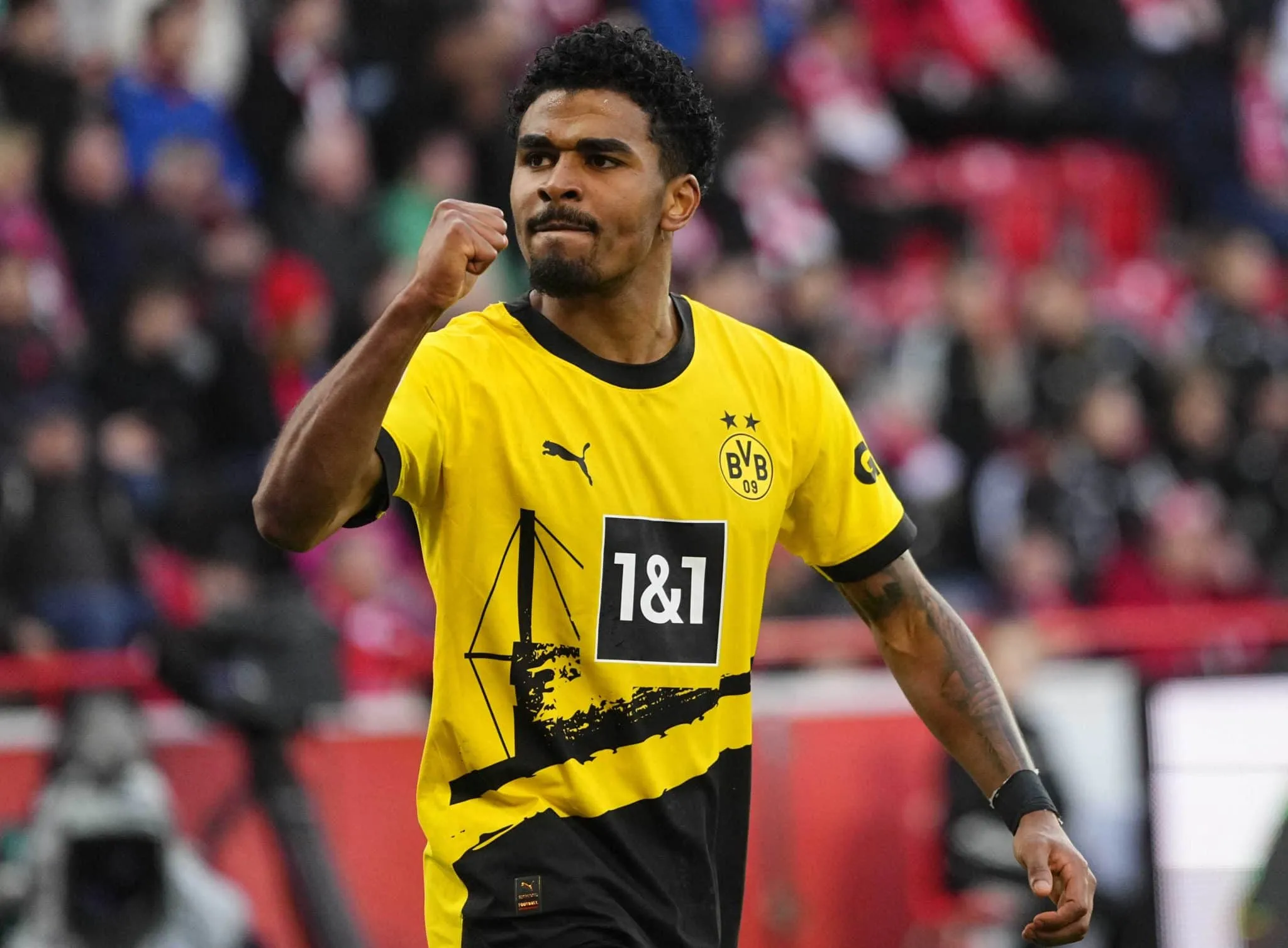 Do esquecimento no Chelsea ao protagonismo no Dortmund: mudan&ccedil;a colocou Ian Maatsen em novo patamar