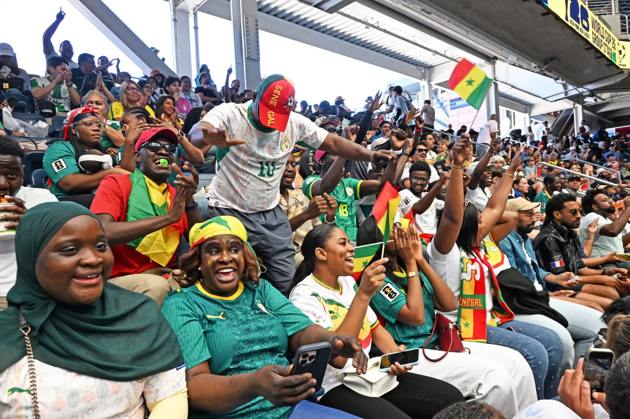 Torcedores assistem a Fran&ccedil;a x Senegal no MetLife Stadium (Foto: Imago/ZUMA Press Wire)