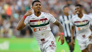 John Kennedy desmente presen&ccedil;a em festa, mas treina separado no Fluminense