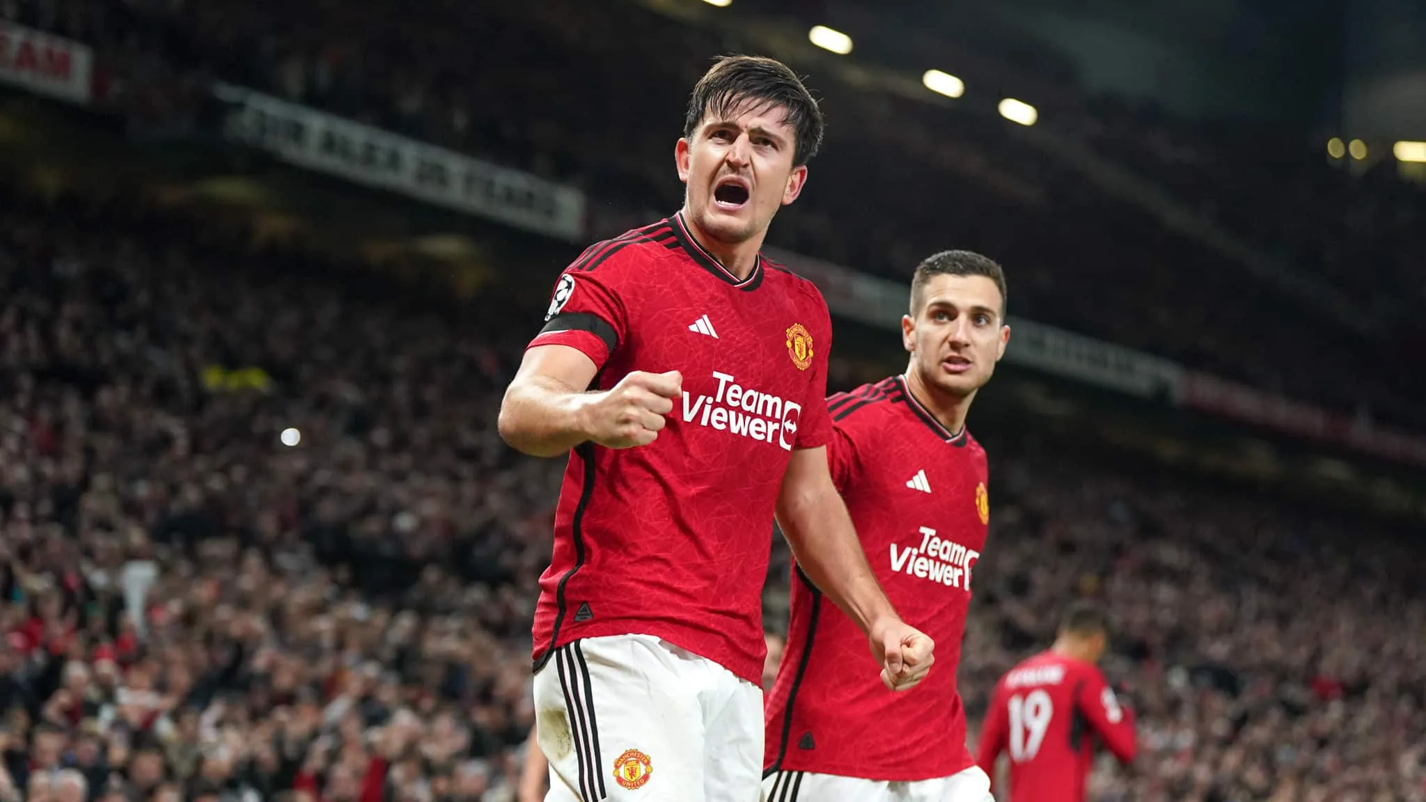 Bode expiat&oacute;rio no Manchester United, Maguire se adapta ao estilo de Ten Hag e ganha elogios