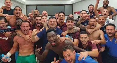 Uma bicicleta absurda e outro gol aos 52 do 2&deg; tempo permitiram um milagre na Liga Europa