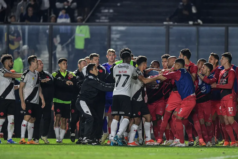 Confus&atilde;o entre Vasco e Athletico-PR teve troca de empurr&otilde;es e agress&otilde;es