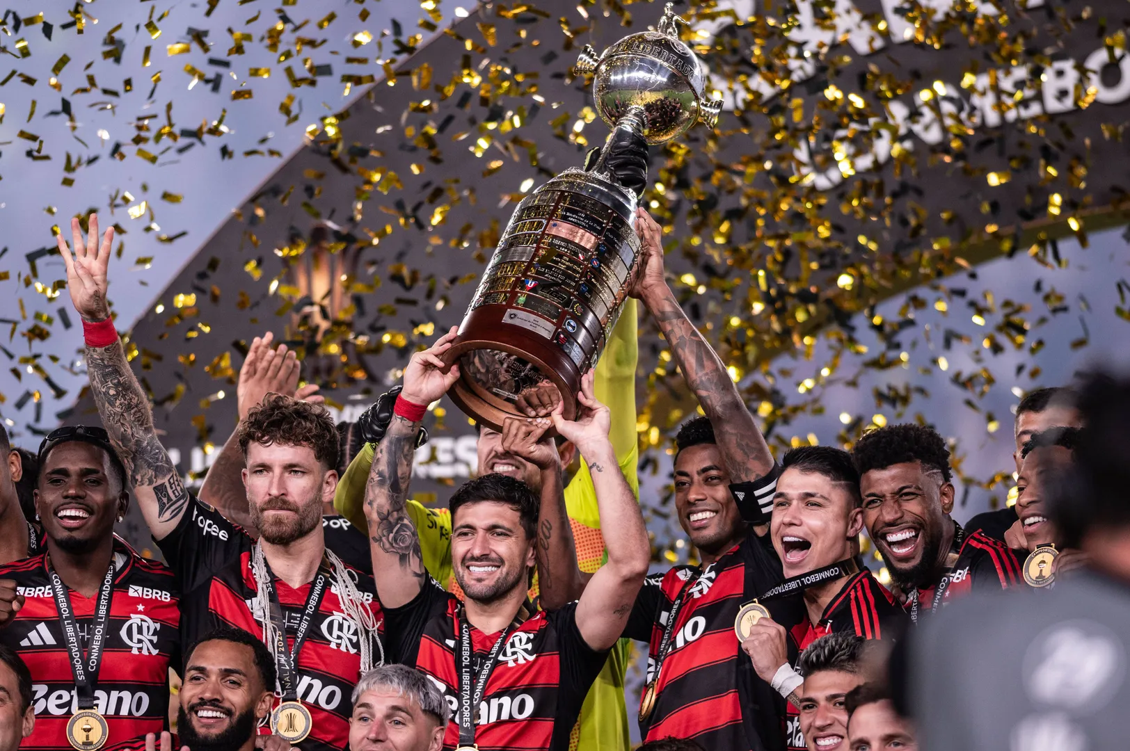 Arrascaeta, Bruno Henrique e demais companheiros celebram tetra do Flamengo