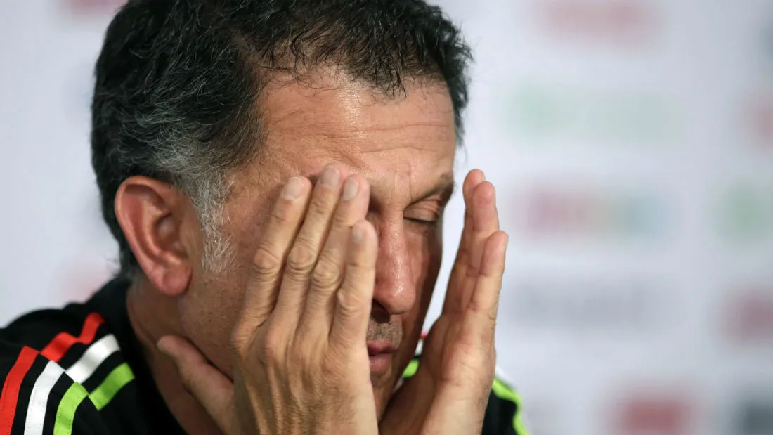 Juan Carlos Osorio, t&eacute;cnico do M&eacute;xico, aparentemente meditando (Foto: Getty Images)