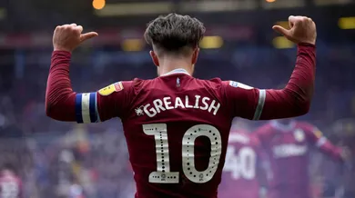 Grealish deu a melhor resposta ao covarde que o agrediu: decidiu o d&eacute;rbi de Birmingham na casa dos rivais