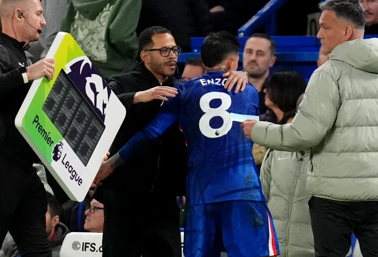 Enzo Fern&aacute;ndez &eacute; substitu&iacute;do em partida do Chelsea contra o Manchester United (Foto: PA Images / Icon Sport)