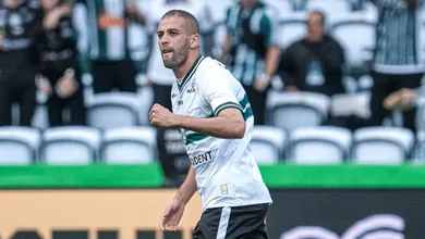 O Coritiba virou a crise do avesso e mandou no cl&aacute;ssico contra o Athletico