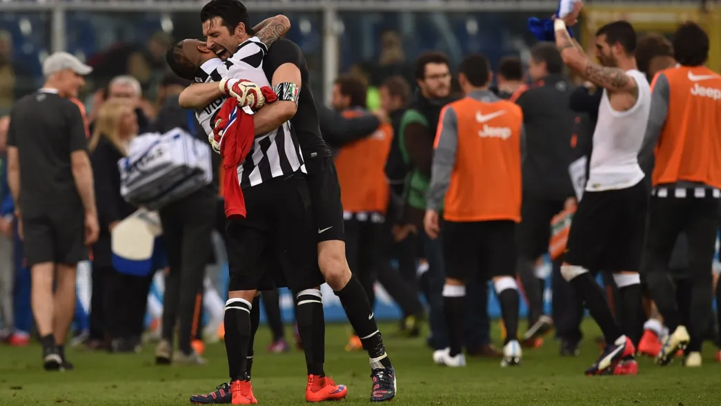 O abra&ccedil;o de Buffon e Vidal marca um Juve x Bayern grandioso al&eacute;m dos 90 minutos