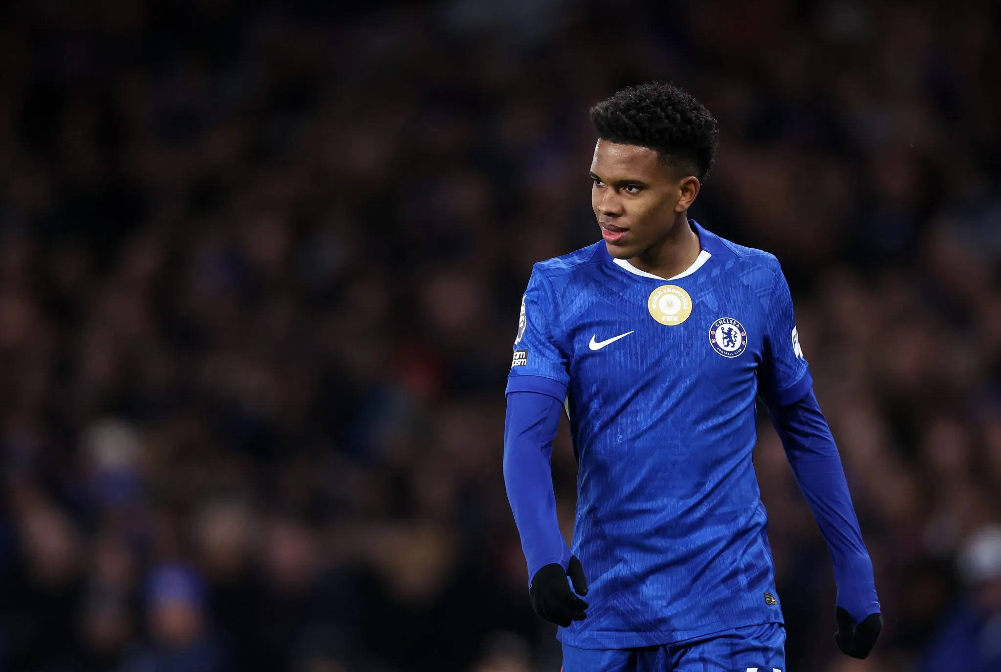 Est&ecirc;v&atilde;o mostra que merece ser titular, mas n&atilde;o evita novo trope&ccedil;o do Chelsea na Premier League