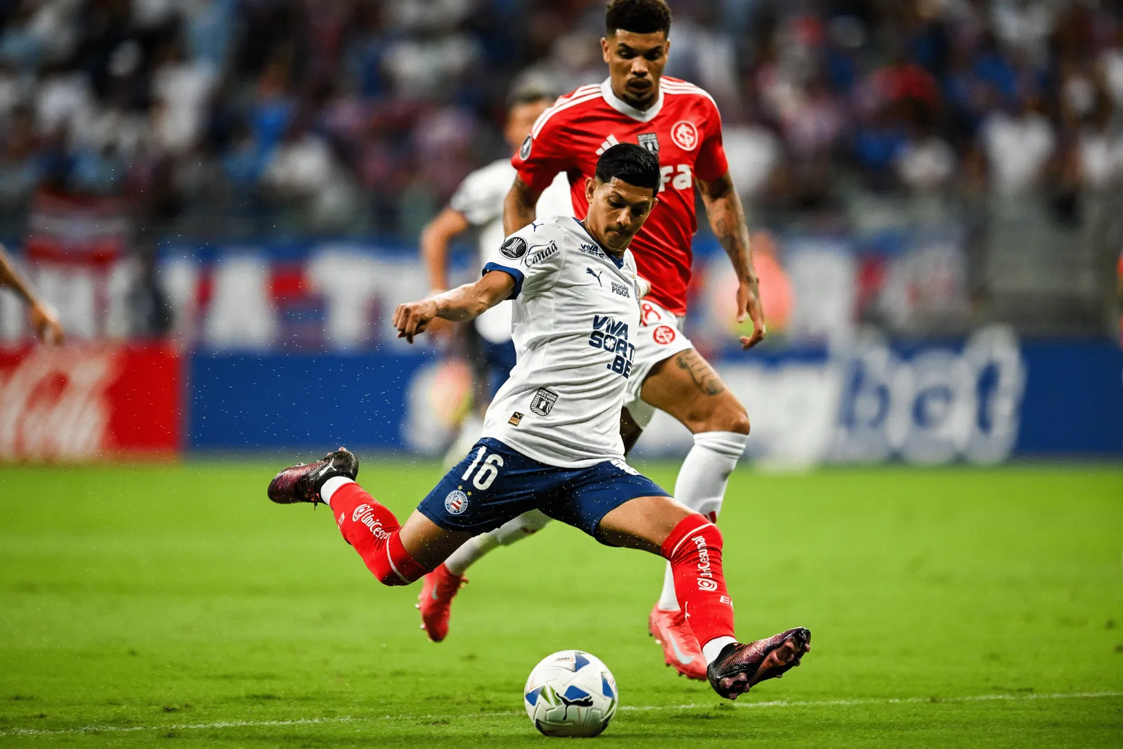 Erick Pulga em a&ccedil;&atilde;o no jogo entre Bahia e Internacional