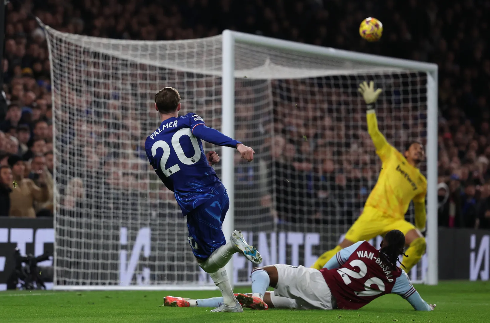 Torcida do Chelsea critica Todd Boehly por envolvimento em site de venda ilegal de ingressos para jogos da Premier League