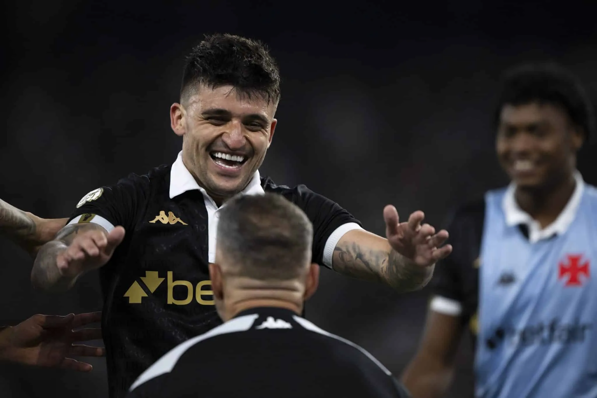 De onde vem a for&ccedil;a: Victor Luis se emociona ao falar da fam&iacute;lia e momento no Vasco