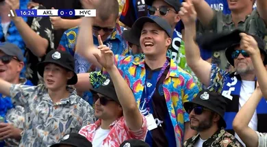 Torcida com camisa havaiana e show de saxofone marcam primeira partida oficial de 2025 no mundo