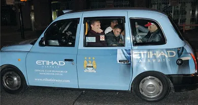 Patrocinadora do City ensina como tirar sarro do rival