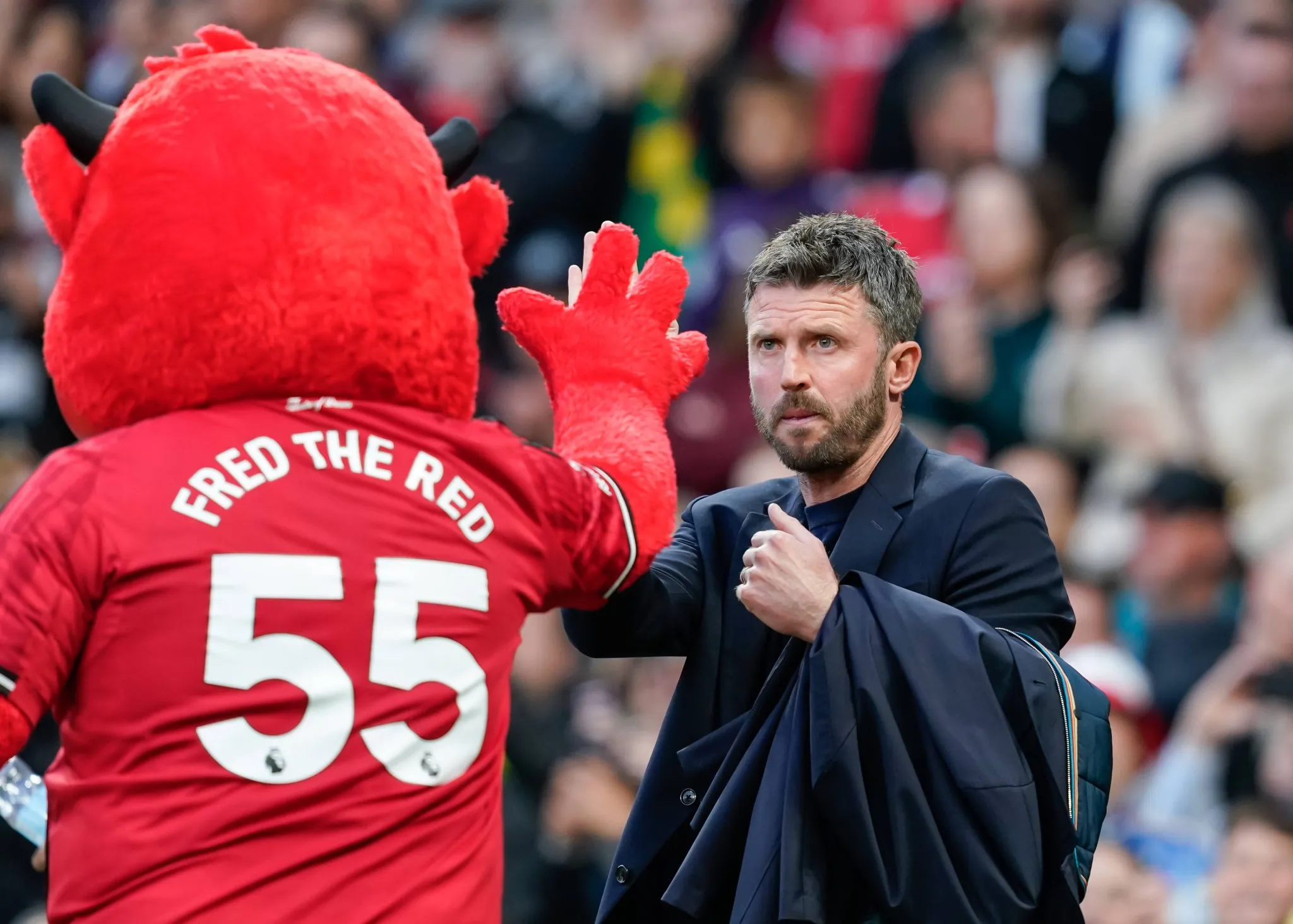 Carrick cumprimenta mascote do Manchester United 