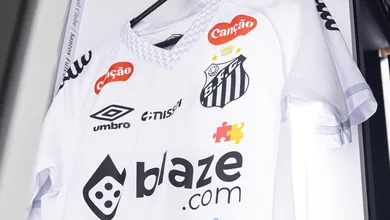 Uniforme listrado vaza e Santos pr&eacute;-agenda lan&ccedil;amentos de mais duas camisas