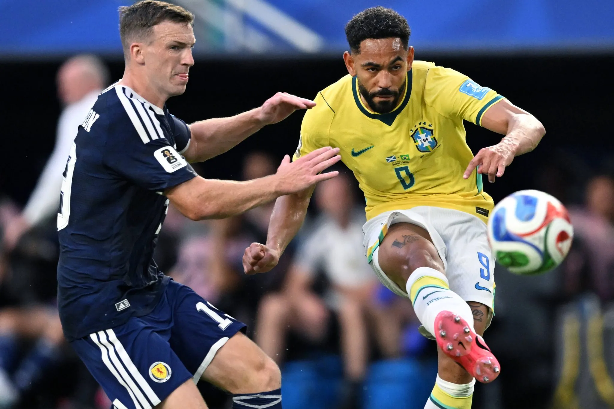 Matheus Cunha contra Robertson em Brasil x Esc&oacute;cia na Copa do Mundo