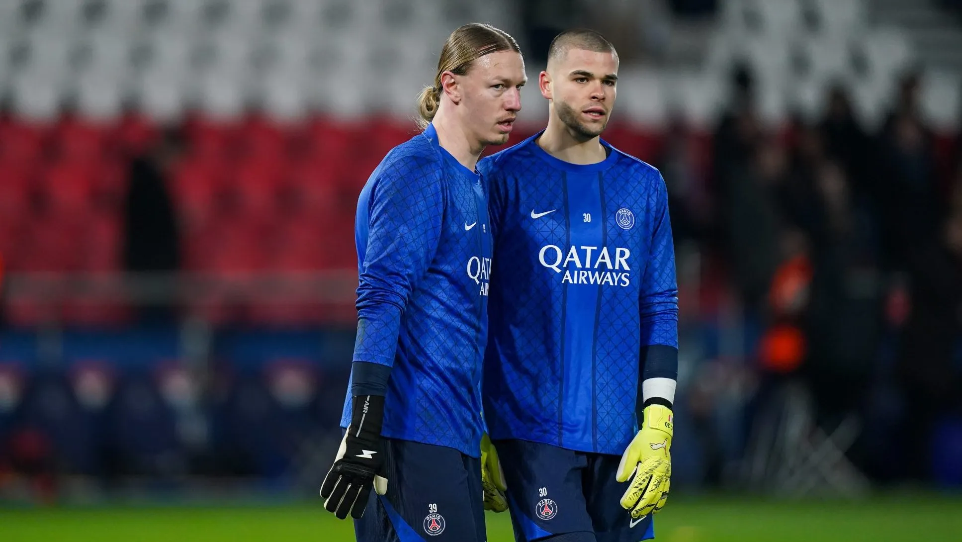 Matvey Safonov e Lucas Chevalier, goleiros do PSG (Foto: Icon Sport)