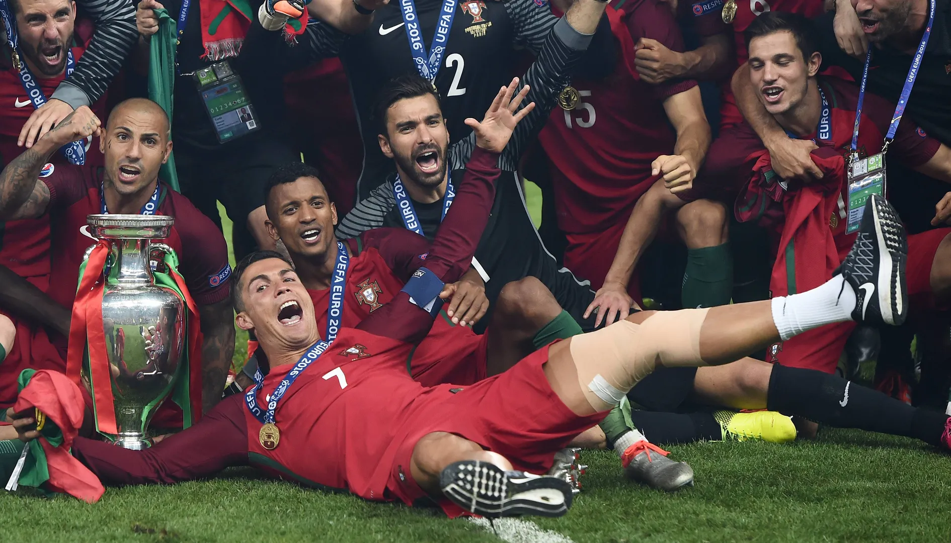 Portugal com ta&ccedil;a da Euro 2016 Foto: (Imago)