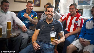 Ex-jogador resolve defender time amador de um bar na Inglaterra