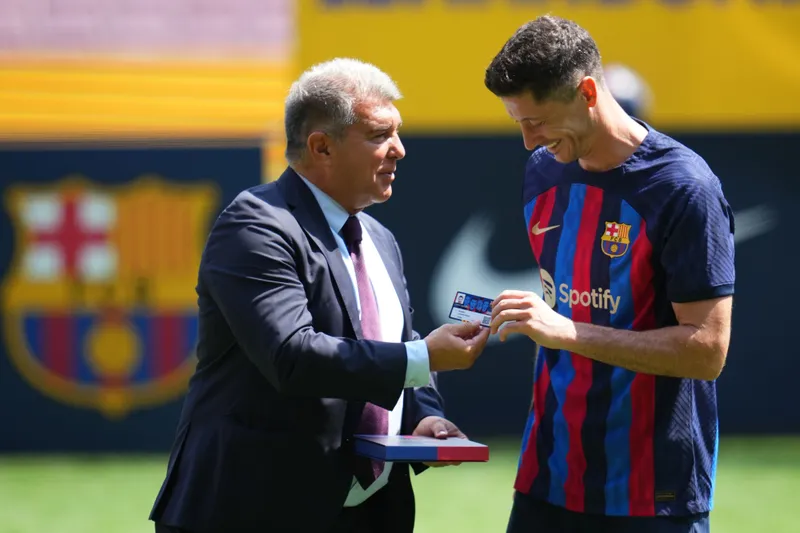 Lewandowski em sua apresenta&ccedil;&atilde;o no Barcelona, em agosto de 2022, ao lado de Joan Laporta, presidente do clube catal&atilde;o. Foto: Icon Sport
