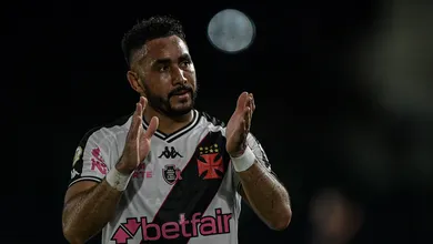 &lsquo;Aqui &eacute; meu lugar&rsquo;: reserva no Vasco, Payet d&aacute; resposta em campo e nas redes sociais