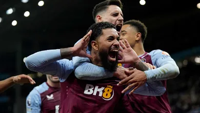 Burnley &eacute; valente mesmo com dez, mas Douglas Luiz salva o Aston Villa no fim