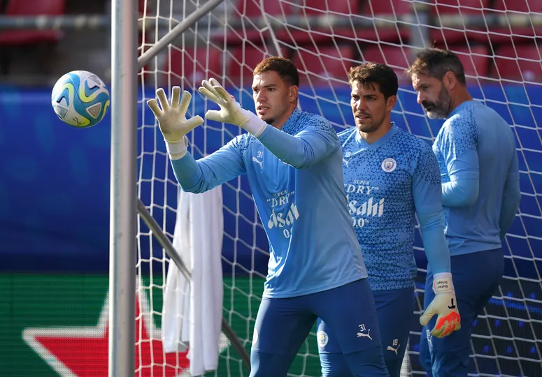 Ederson, Stefan Ortega e Scott Carson, os tr&ecirc;s goleiros do Manchester City, durante treinamento 