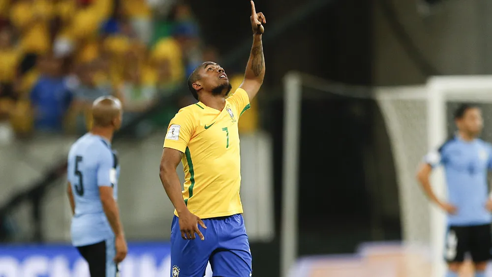 Ser&aacute; que a sele&ccedil;&atilde;o ol&iacute;mpica precisa mesmo de Douglas Costa?