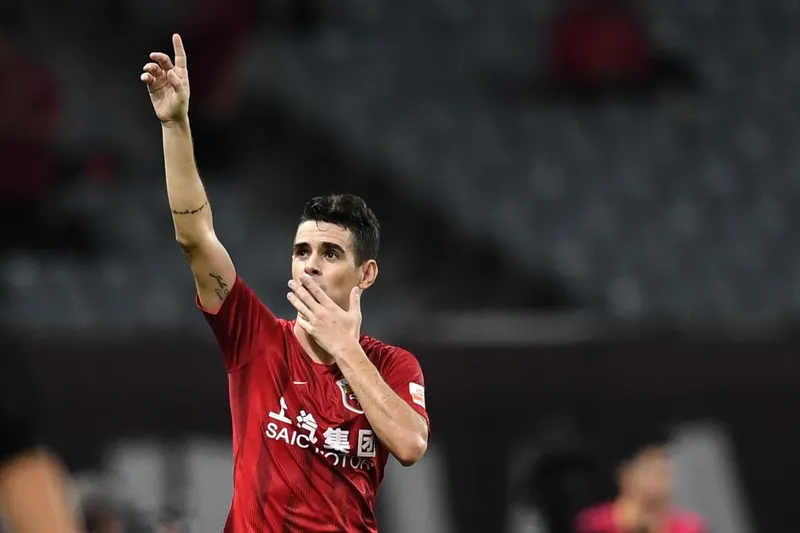 Oscar jogando pelo Shanghai em 2019 (Foto: Imago)