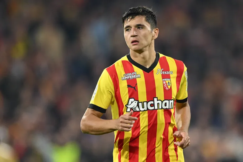 Abdukodir Khusanov em a&ccedil;&atilde;o pelo Lens 