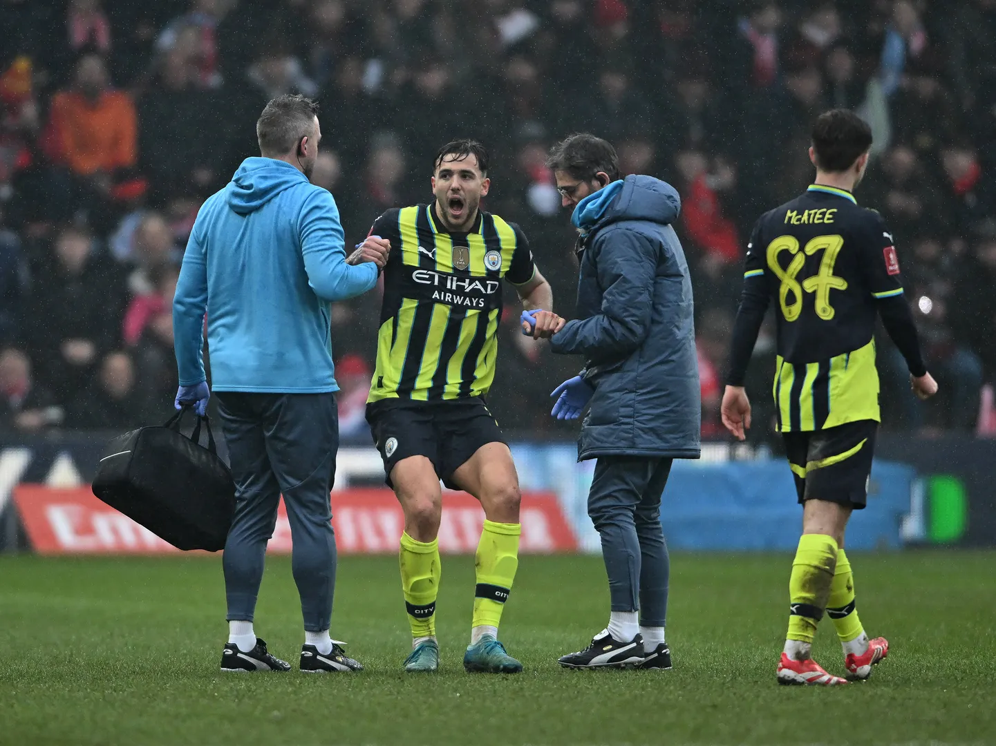 Substituto de Rodri no City se lesiona com 20 minutos em campo e traz dor de cabe&ccedil;a para Guardiola