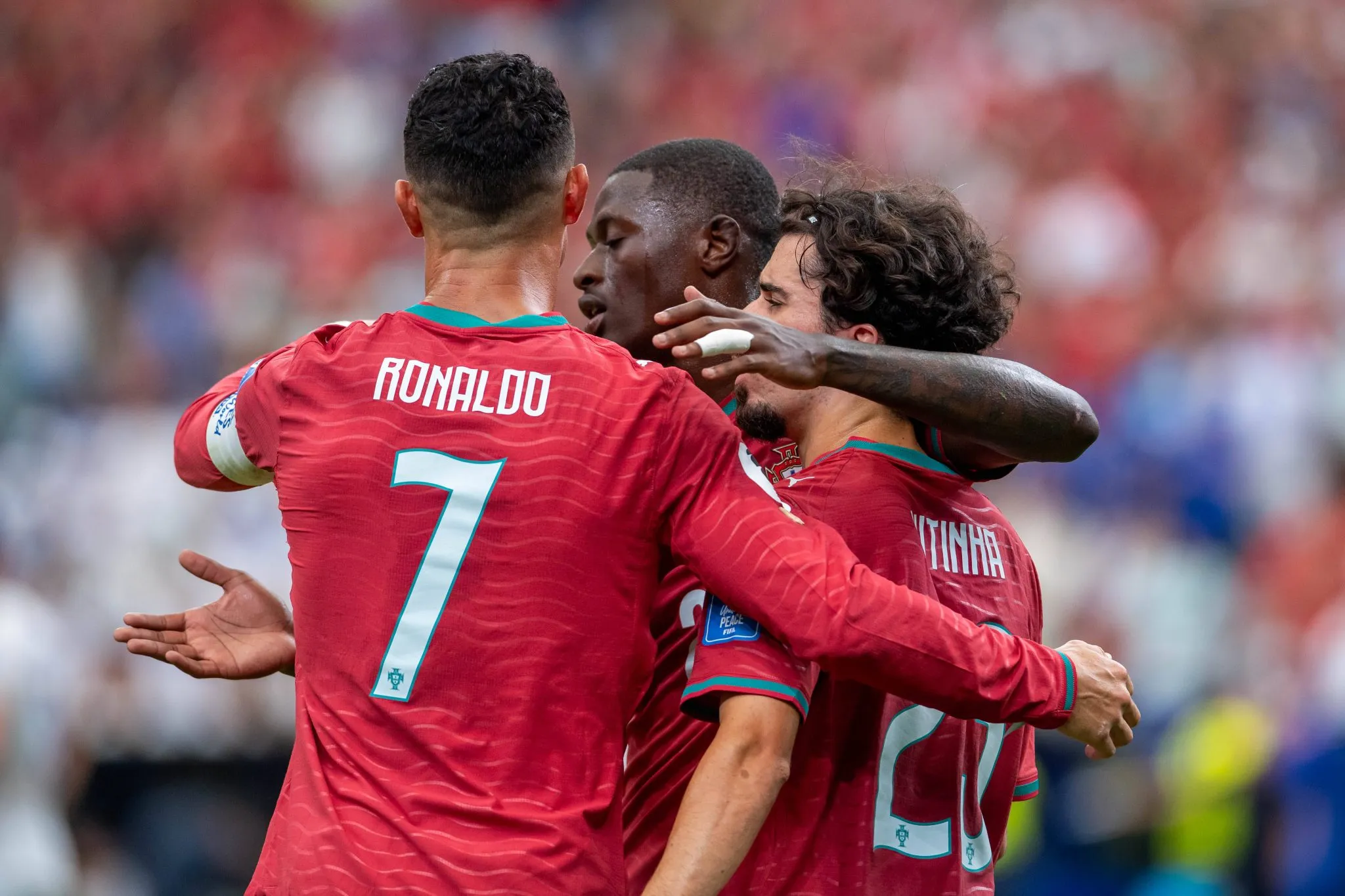 Jogadores de Portugal comemoram vit&oacute;ria sobre o Uzbequist&atilde;o na Copa do Mundo