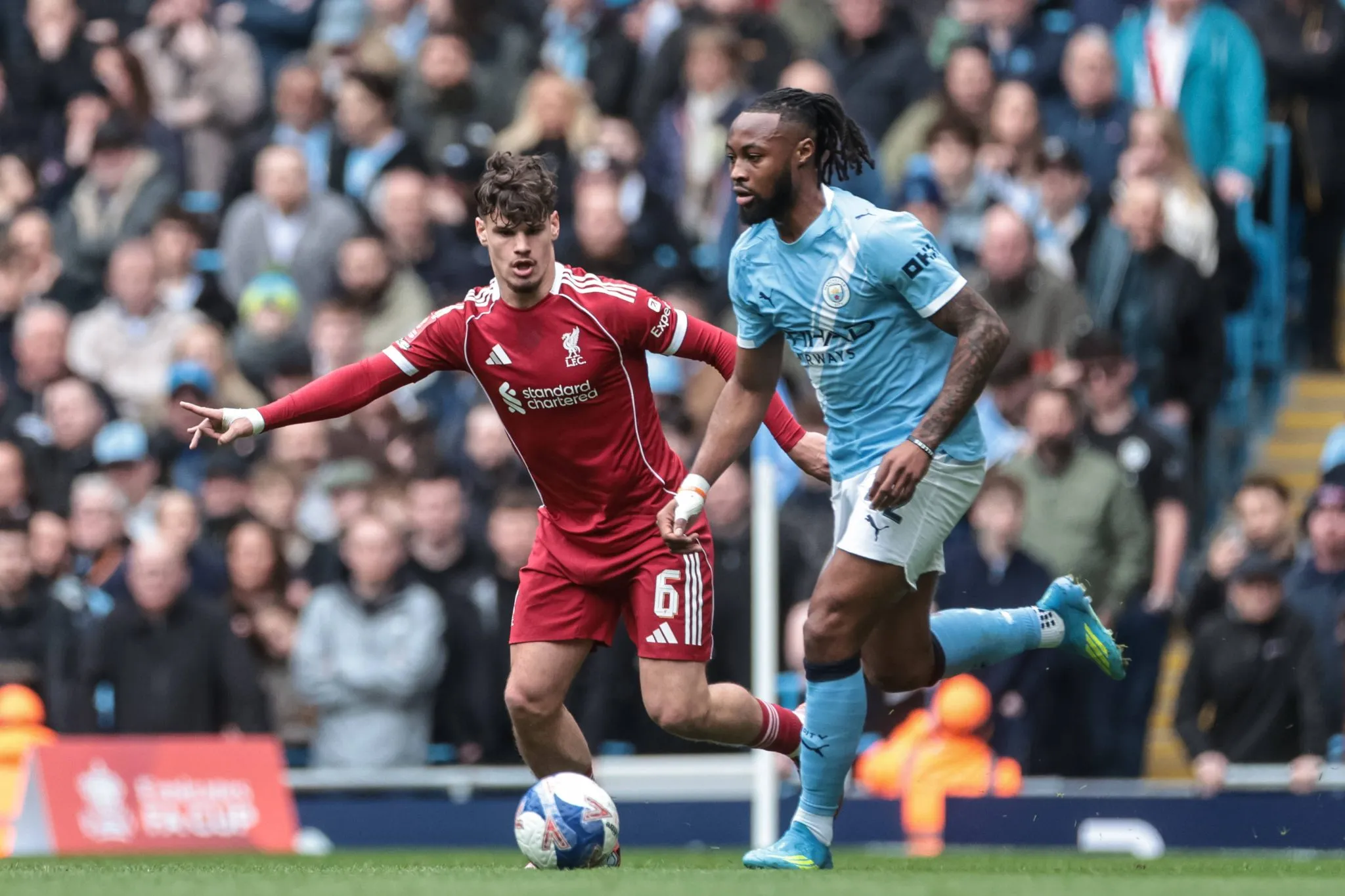 Milos Kerkez e Antoine Semenyo durante Manchester City x Liverpool (Foto: Imago/News Images)