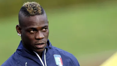 Para Cruyff, mau comportamento de Balotelli &eacute; culpa dos clubes