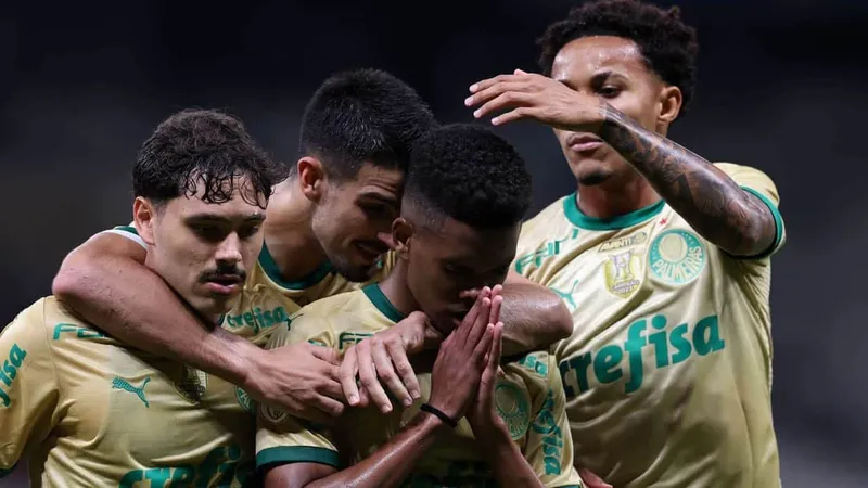 Est&ecirc;v&atilde;o e colegas comemoram gol do Palmeiras contra o Cruzeiro