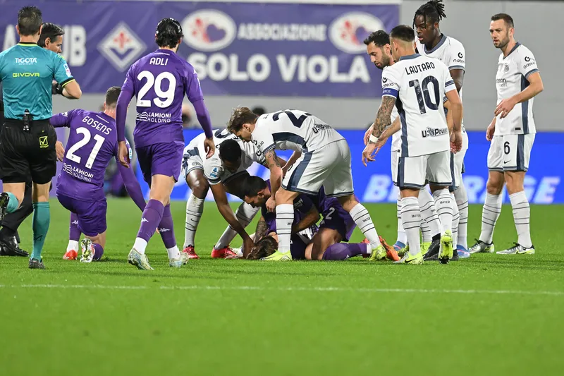 A&ccedil;&atilde;o r&aacute;pida dos jogadores facilitou atendimento de jogador da Fiorentina antes de transporte ao hospital