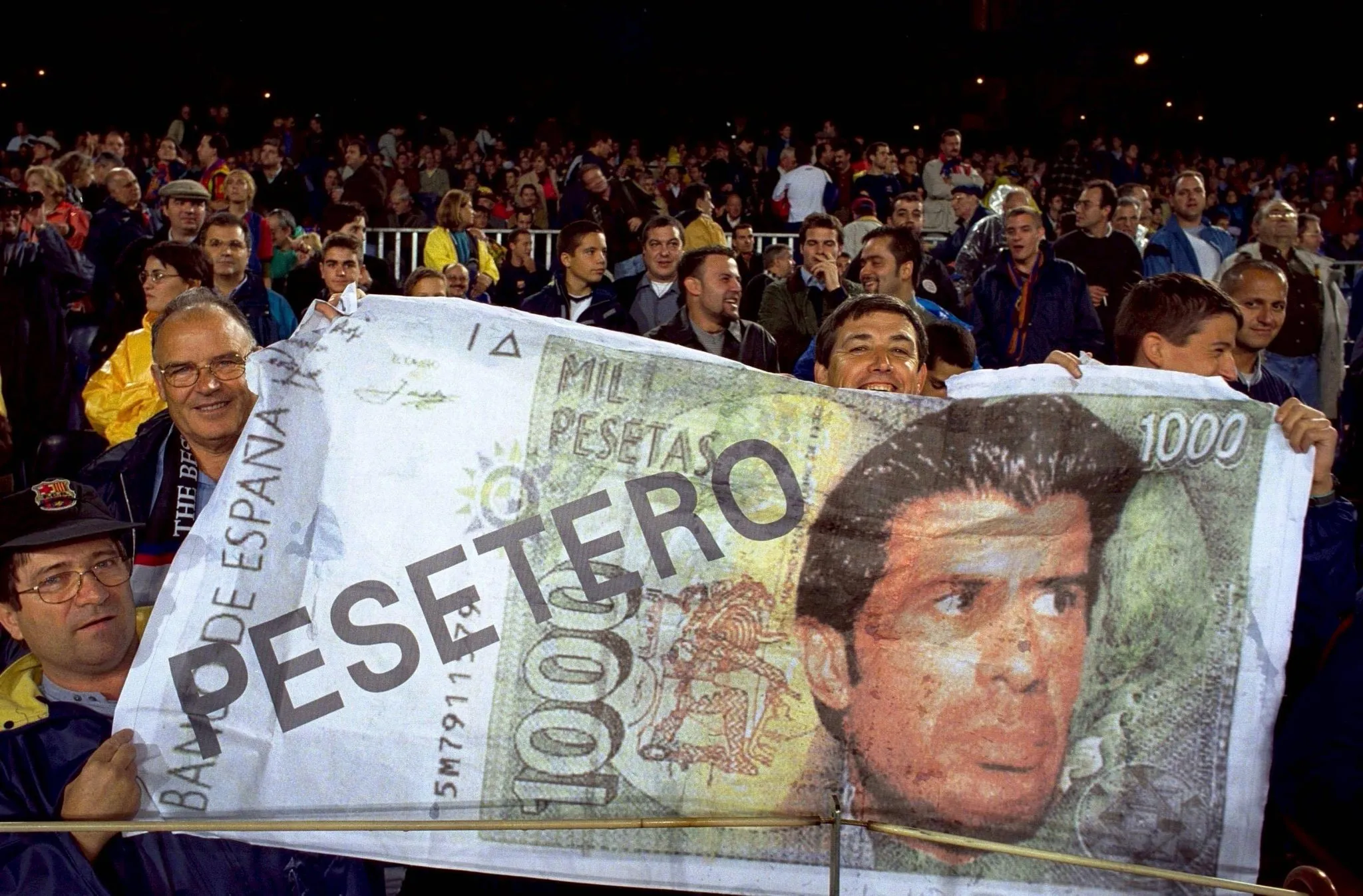 torcedores do Barcelona protestam contra Luis Figo durante partida entre Real Madrid e Barcelona (Foto: IMAGO / Bildbyran) 