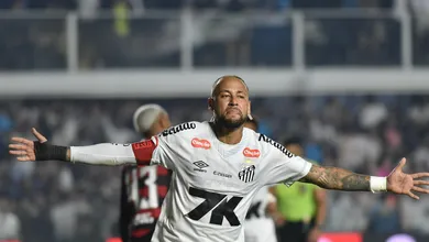 Atua&ccedil;&atilde;o cir&uacute;rgica e recado a Filipe Lu&iacute;s: Neymar faz a festa do Santos diante do Flamengo