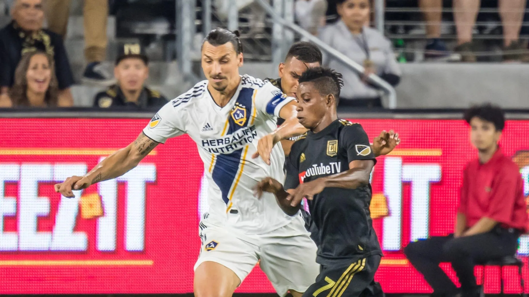 Ibrahimovic, Pav&oacute;n e Vela fazem El Tr&aacute;fico, cl&aacute;ssico de Los Angeles, mais um joga&ccedil;o: 3 a 3
