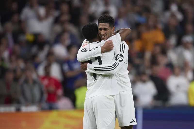 Bellingham abra&ccedil;a Rodrygo em jogo do Real Madrid