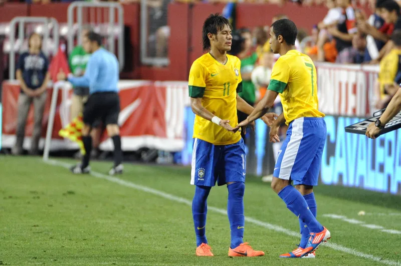 Neymar e Lucas pela sele&ccedil;&atilde;o brasileira, em 2012 (Foto: Imago)