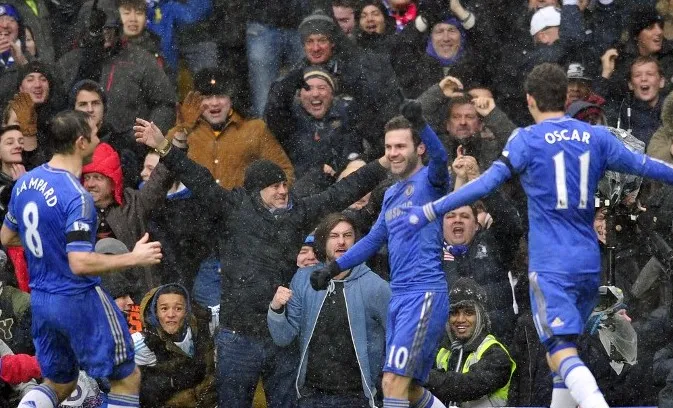 Mata, Oscar e Lampard comemoram gol do Chelsea (FOTO: GLYN KIRK/AFP)