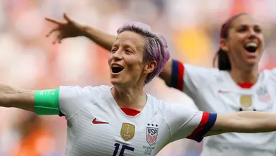 Rapinoe refor&ccedil;a press&atilde;o por igualdade salarial entre g&ecirc;neros no futebol: &ldquo;Est&aacute; na hora de dar o pr&oacute;ximo passo&rdquo;