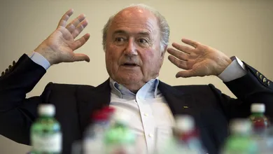 Carro escoltado em plena greve de metr&ocirc; simboliza trabalho de Blatter na Fifa