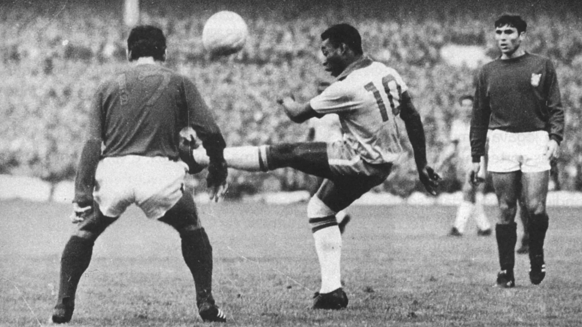 Esta nova compila&ccedil;&atilde;o de dribles e gols de Pel&eacute; mostra como o Rei estava &agrave; frente de seu tempo
